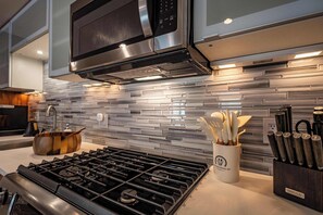 Réfrigérateur, four à micro-ondes, surface de cuisson, lave-vaisselle