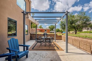 Outdoor dining - Contempo - Peaceful and Convenient (Santa Fe)