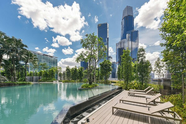 室外泳池；躺椅