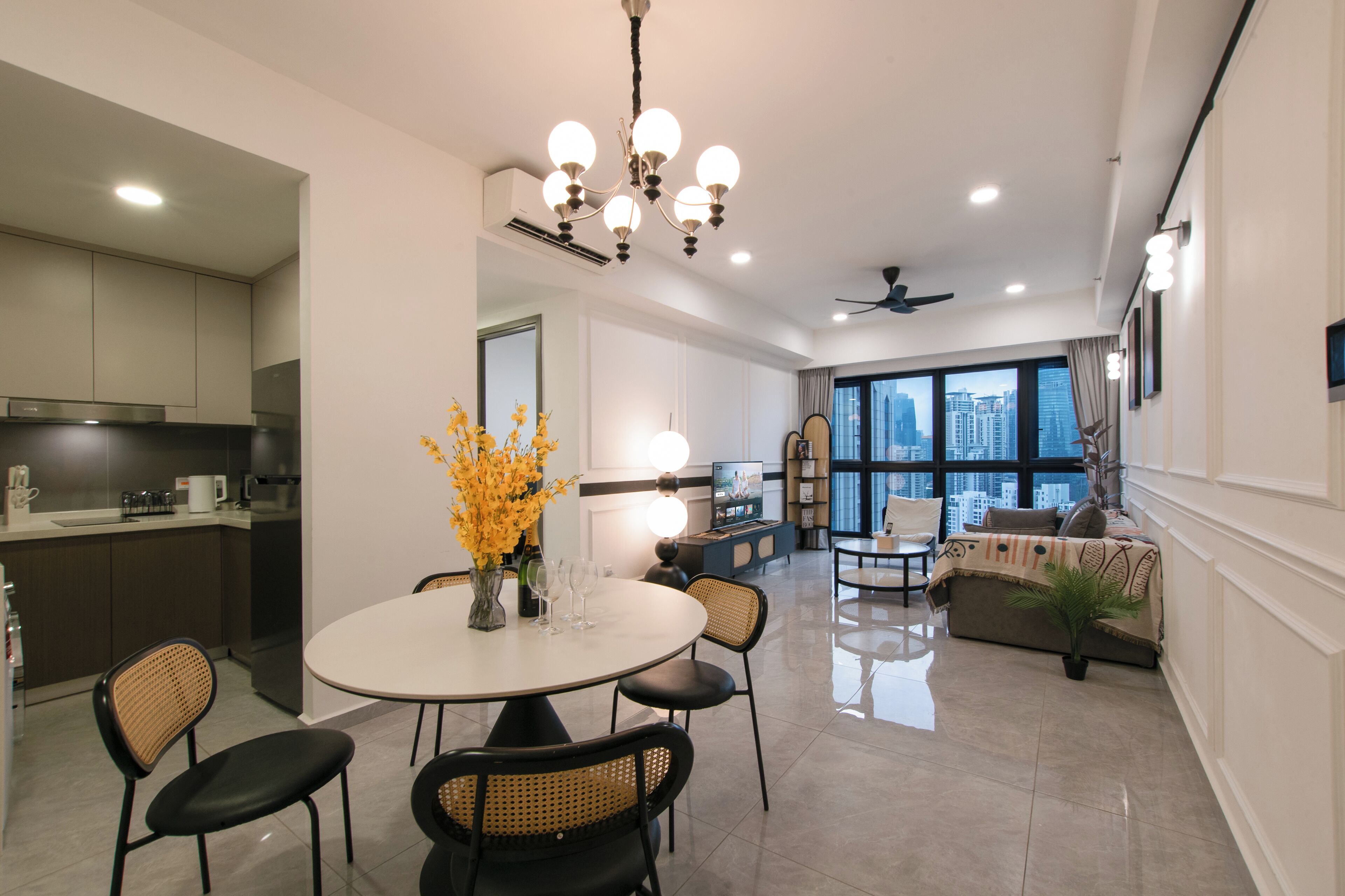 尊荣套房, 3 间卧室, 厨房, 城市景观 | 起居区
