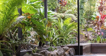 Emerald Beach | Retro 3BR Retreat