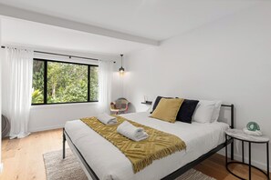 3 bedrooms, iron/ironing board, travel cot, Internet