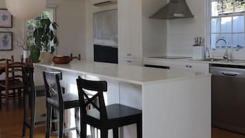 Réfrigérateur, four, lave-vaisselle, cafetiÚre/bouilloire