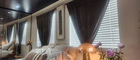 1 soverom, skrivebord, wi-fi (inkludert) og sengetøy