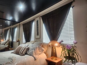 1 bedroom, desk, free WiFi, bed sheets