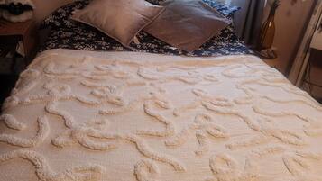 1 bedroom, bed sheets