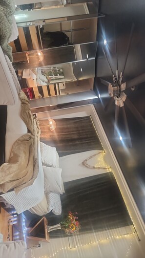 1 bedroom, desk, free WiFi, bed sheets