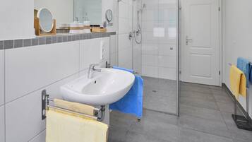 Dusche, Haartrockner, Handtücher