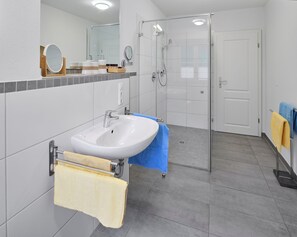 Dusche, Haartrockner, HandtĂŒcher