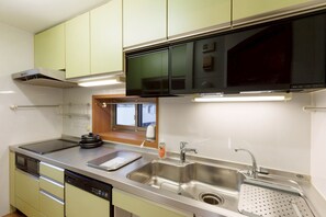Hus | Privat køkken | Køleskab/fryser i fuld størrelse, mikrobølgeovn, kogeplade
