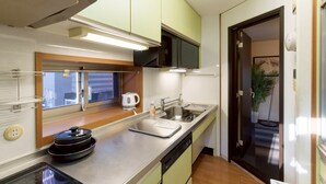 House | Dapur peribadi | Peti sejuk/penyejuk beku saiz penuh, ketuhar gelombang mikro, dapur 