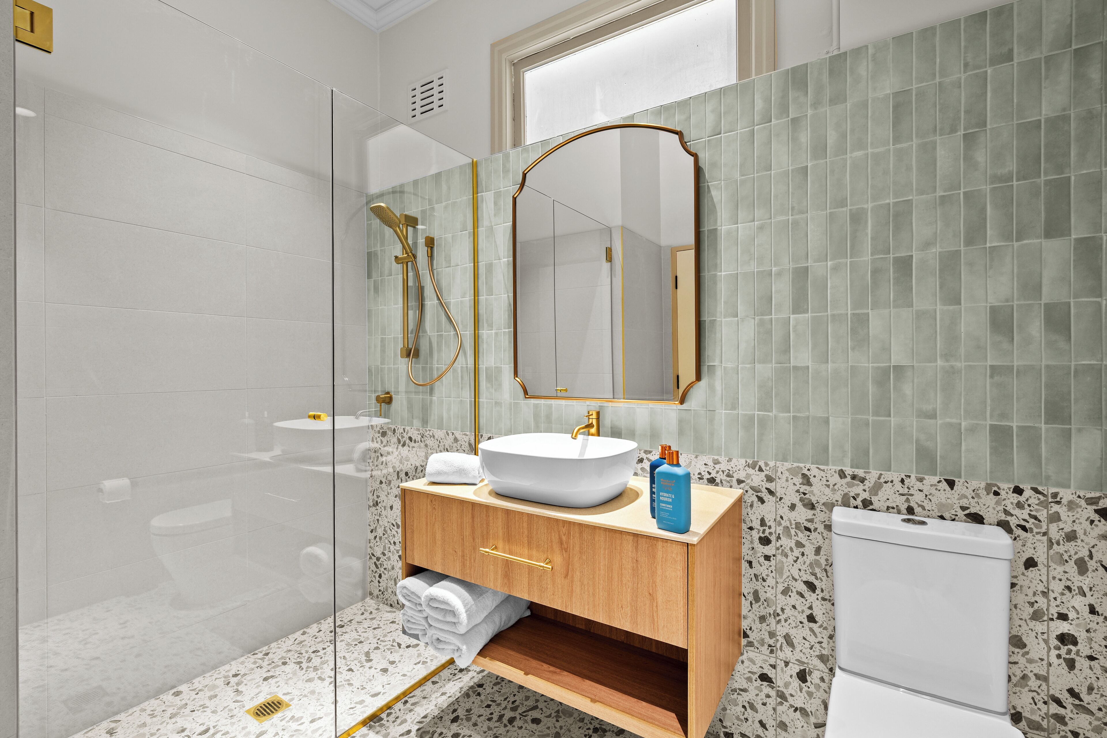 Habitación cuádruple familiar, 2 camas Queen size, para no fumadores | Baño | Regadera, toallas, jabón, shampoo 