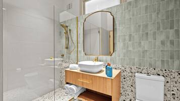 Family Quadruple Room, 2 Queen Beds, Non Smoking | Bathroom | Shower, towels, soap, shampoo