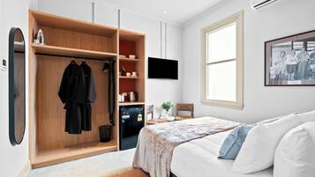 Habitación cuádruple Deluxe, varias camas, para no fumadores | Tabla de planchar con plancha y wifi gratis