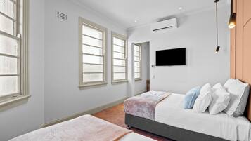 Habitación triple Deluxe, varias camas, para no fumadores | Tabla de planchar con plancha y wifi gratis