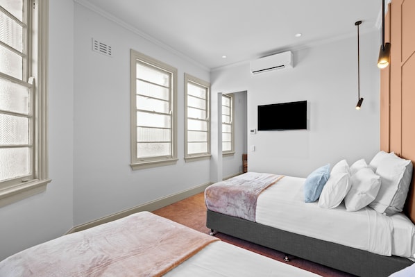 Habitación triple Deluxe, varias camas, para no fumadores | Tabla de planchar con plancha y wifi gratis