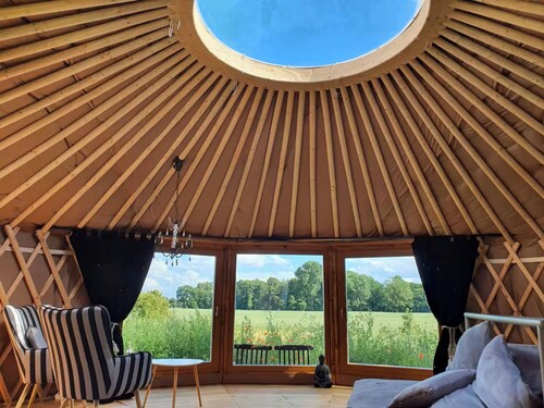 Romantisches Glamour-Camping auf einem Gutshof