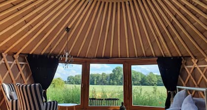 Romantisches Glamour-Camping auf einem Gutshof