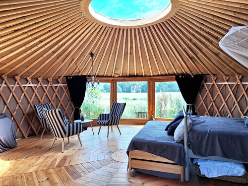 Romantisches Glamour-Camping auf einem Gutshof