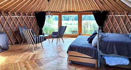 Romantisches Glamour-Camping auf einem Gutshof