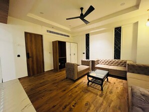 Executive Studio Suite | Living room