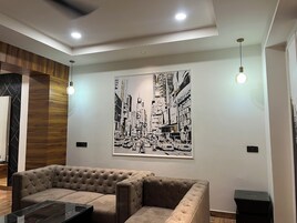 Executive Studio Suite | Living room | 43-inch Smart TV with satellite channels