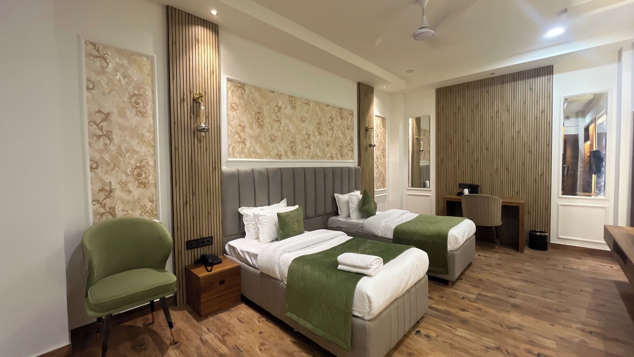 Executive Twin Room | Minibar, desk, free WiFi, bed sheets