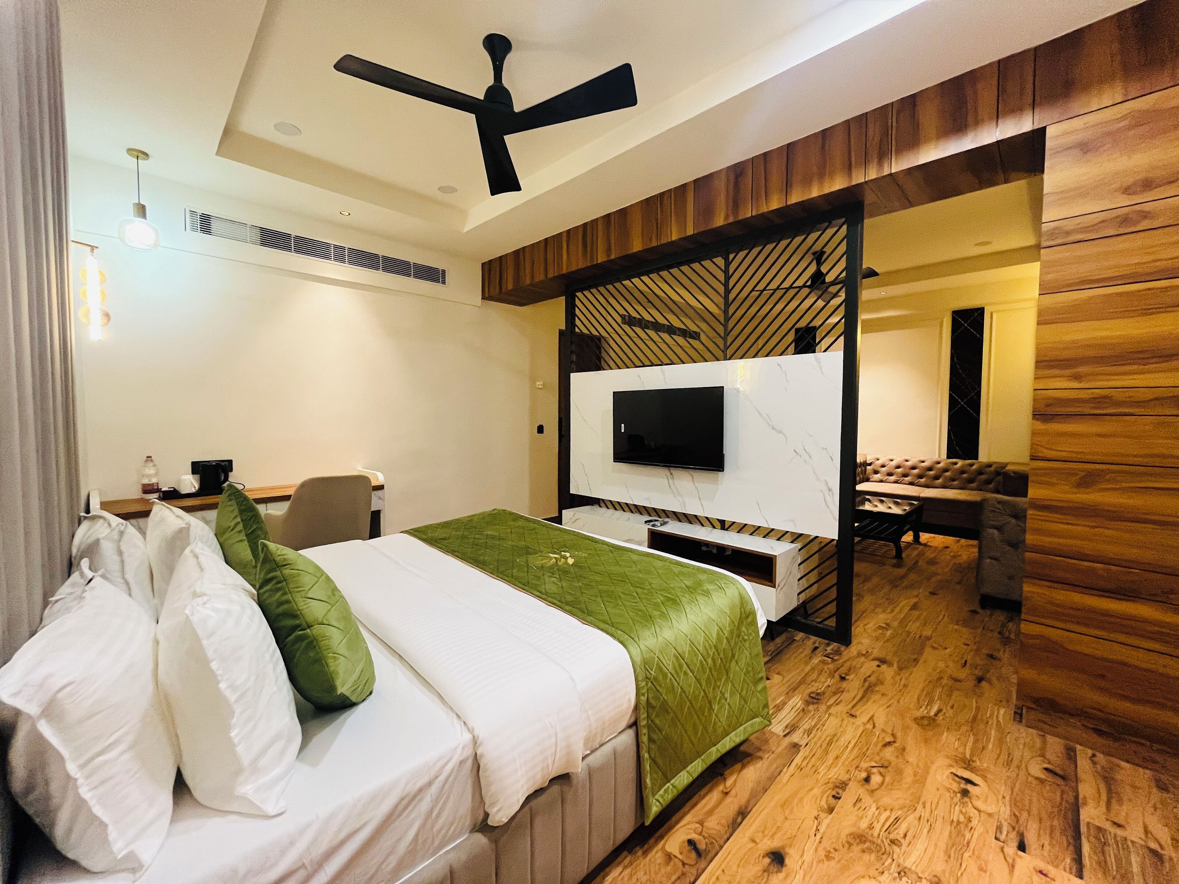 Executive Studio Suite | Premium bedding, minibar, desk, laptop workspace