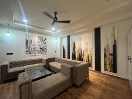 行政开间套房 | 客厅 | 43-英寸智能电视（配备卫星频道）