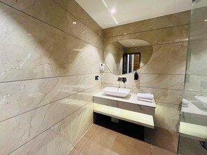Executive Studio Suite | Bathroom