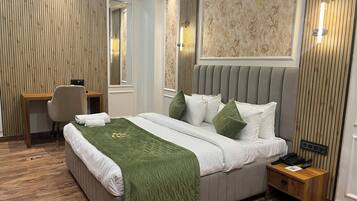 Executive Room | Premium bedding, minibar, desk, laptop workspace