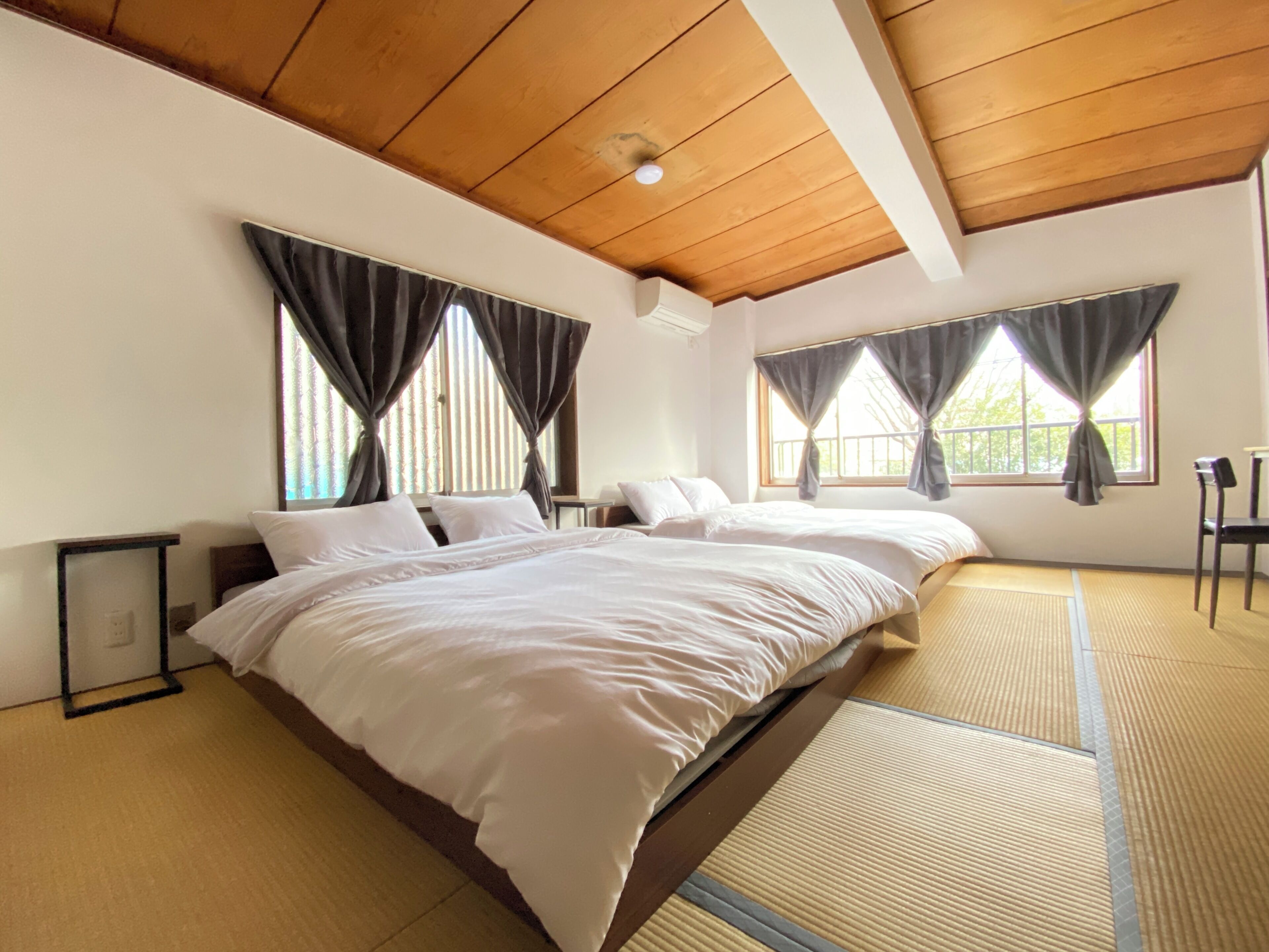 14 bedrooms, desk, free WiFi, bed sheets