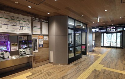 Huge facility with 4 floors for rent / BBQ available anytime / 1 station to Namba station / 14 bedrooms / 28 beds / Sleeps up to 42 people