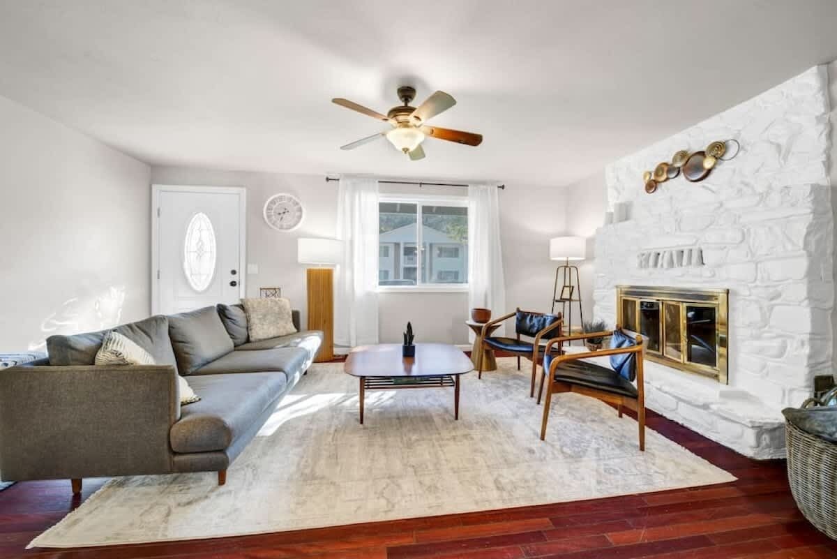 Smart TV, libros y estéreo 