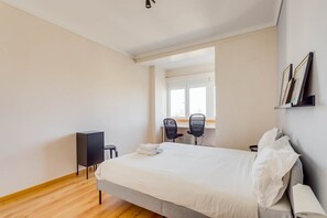 3 bedrooms, desk, internet, bed sheets