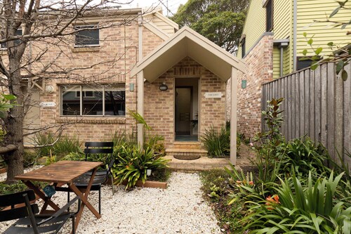 Austinmer Beach Studio Apartment with Parking