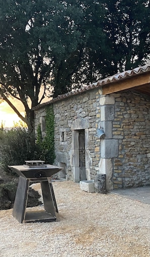 Terrace/patio - Gite Le Jardin d'Ôtesse. Comfortable country house (sleeps 3 to 15) (Grospierres)