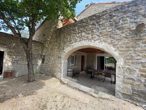 Outdoor dining - Gite Le Jardin d'Ôtesse. Comfortable country house (sleeps 3 to 15) (Grospierres)