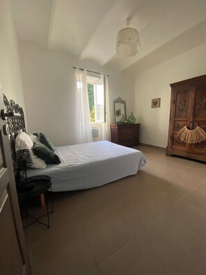 4 bedrooms, iron/ironing board, free WiFi - Gite Le Jardin d'Ôtesse. Comfortable country house (sleeps 3 to 15) (Grospierres)