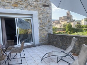 Outdoor dining - Gite Le Jardin d'Ôtesse. Comfortable country house (sleeps 3 to 15) (Grospierres)