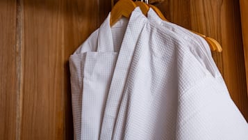 Caja de seguridad en la habitación y cortinas blackout