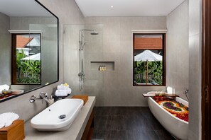 Romantische Villa, Poolblick | Badezimmer