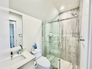 Haartrockner, Handtücher, Seife, Toilettenpapier