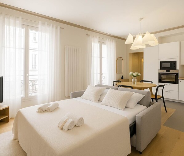 1 bedroom, desk, iron/ironing board, travel crib - Brand new Champs-Elysées apartment with lift (Paris)