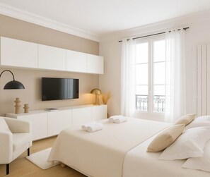 1 habitación, escritorio, tabla de planchar con plancha y cuna de viaje 