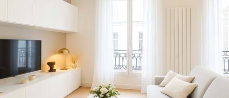 Een televisie en een kantoor