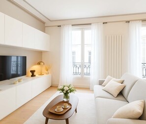 TV, offices - Brand new Champs-Elysées apartment with lift (Paris)
