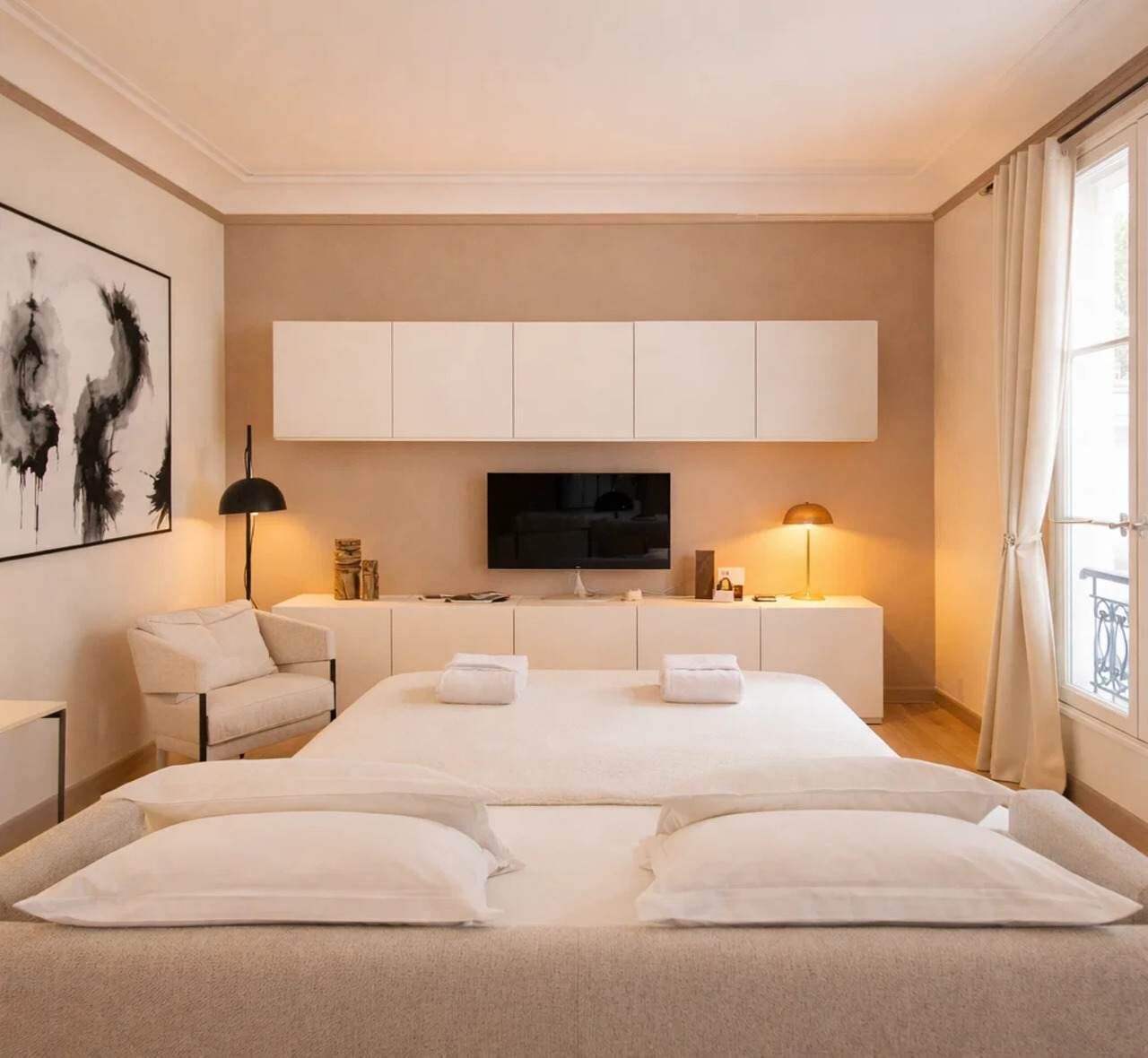 1 habitación, escritorio, tabla de planchar con plancha y cuna de viaje 