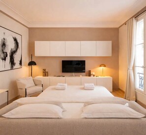 1 chambre, bureau, fer et planche à repasser, lit parapluie