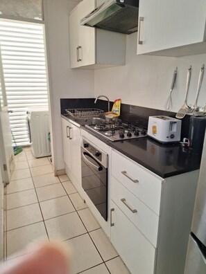 Mikrobølgeovn, ovn, kokeplater og oppvaskmaskin